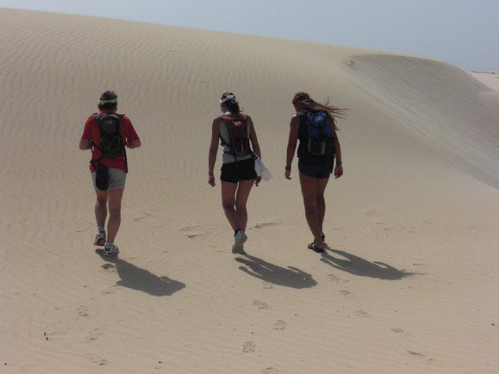 Escursionisti che camminano sulle dune di Boa Vista