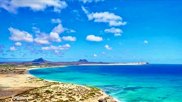 Veduta aerea di una baia turchese con le colline all'orizzonte, a Boa Vista