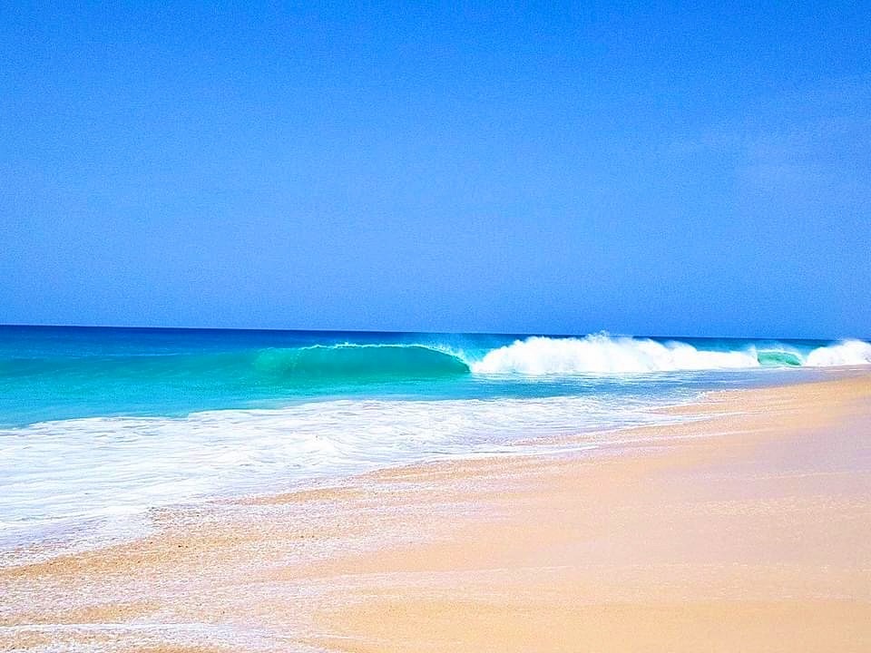 Primo piano di un'onda che si increspa nell'acqua turchese e limpida di Boa Vista