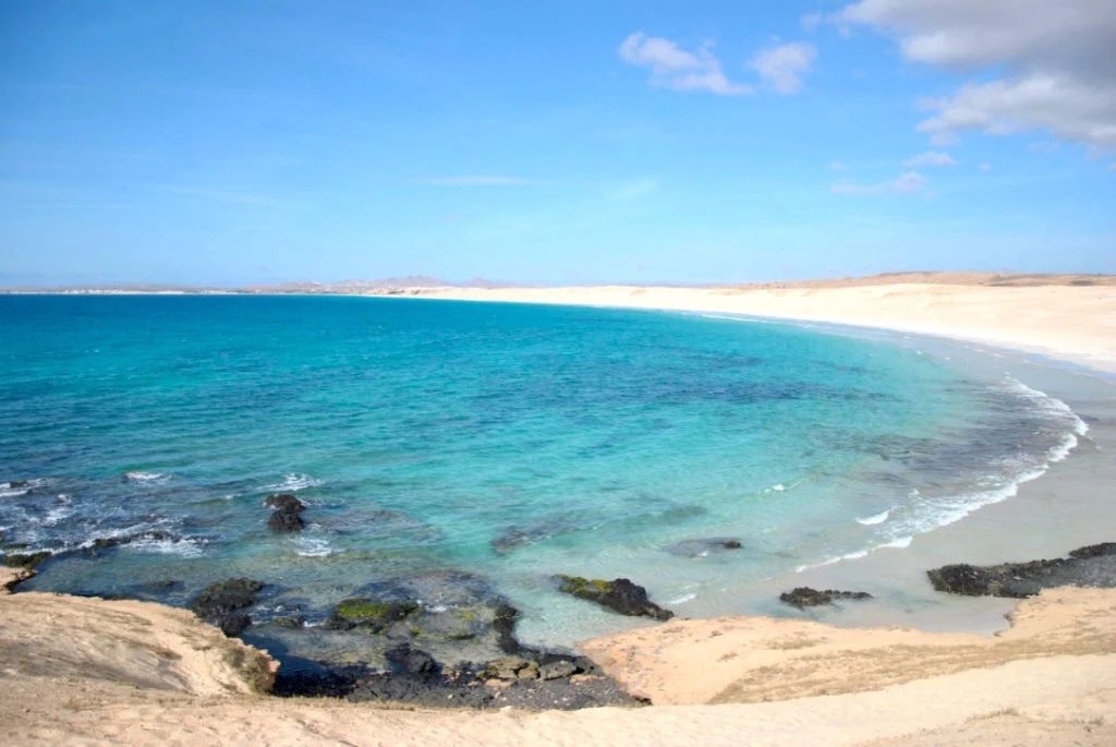 Dune di sabbia bianca e mare a Praia de Chaves