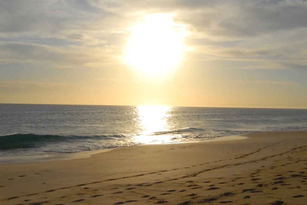 La lunga spiaggia di Santa Mónica a Boa Vista con sabbia chiara e oceano
