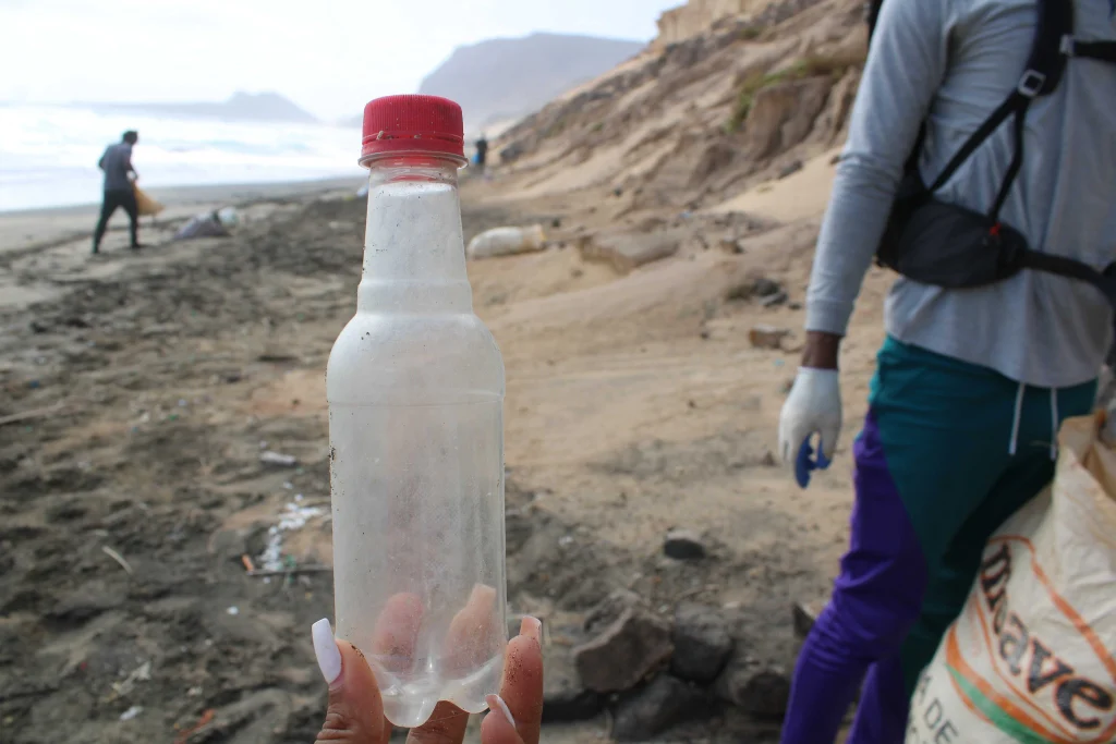 Plastica sulle spiagge di Capo Verde: le bottiglie che arrivano dall’Asia