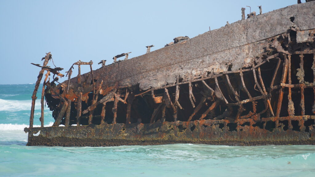 Lo scafo della Cabo Santa Maria nel 2023, sempre più consumato dal mare