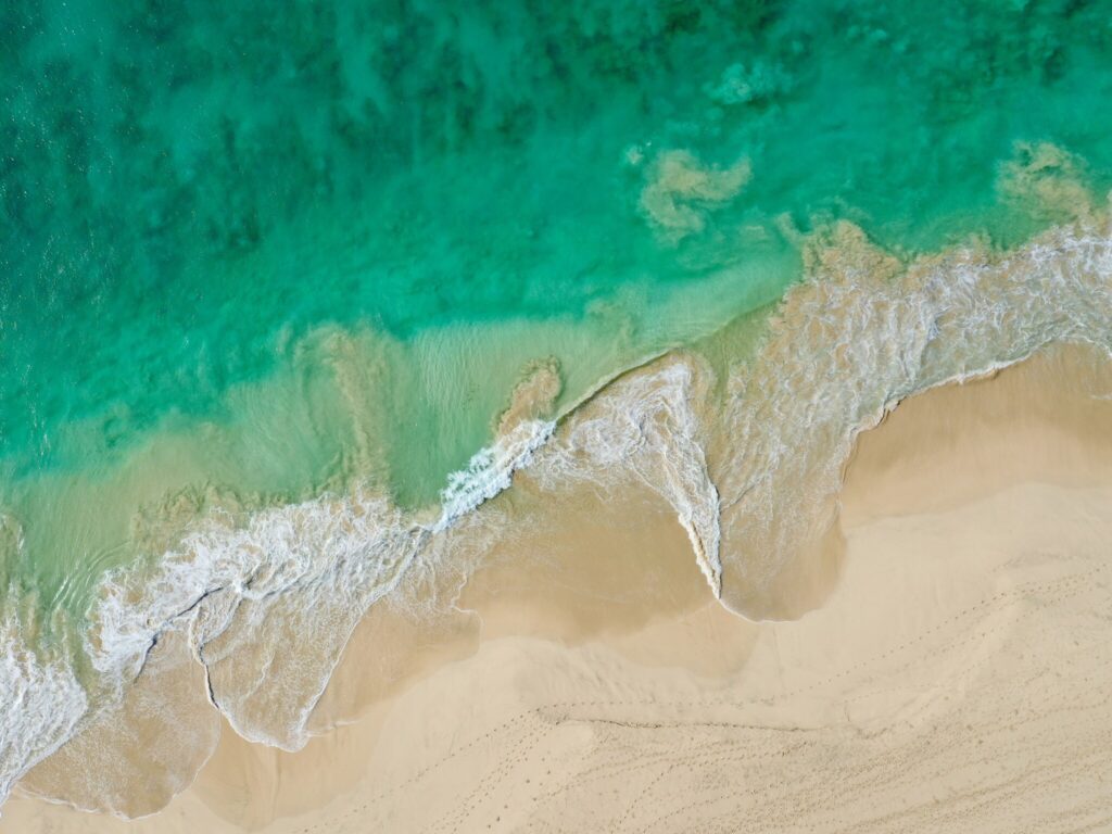 Le onde sulla sabbia di una spiaggia di Boa Vista viste dall'alto