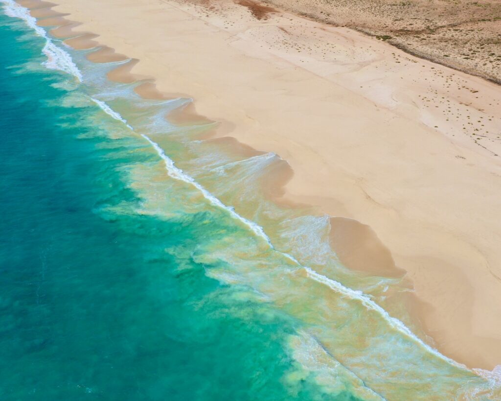 Una lunga spiaggia di sabbia bianca e mare turchese a Boa Vista, vista dall'alto
