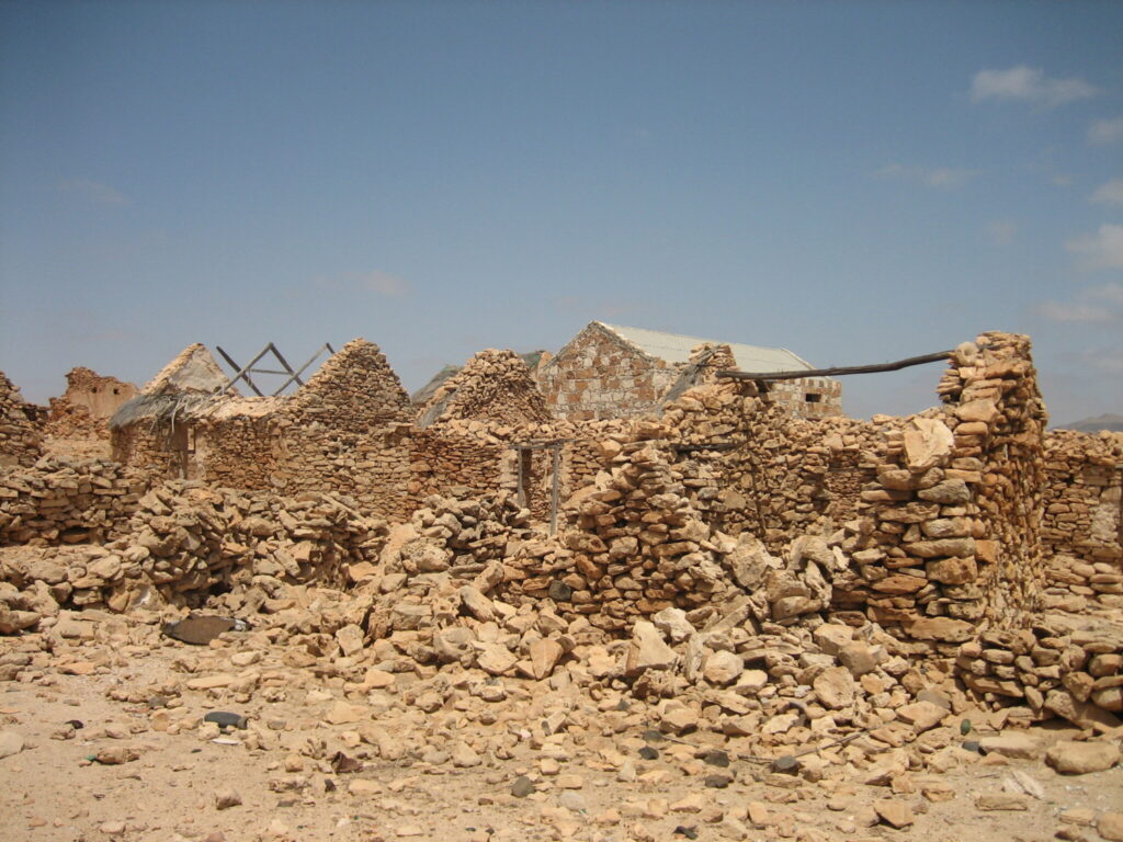 Le rovine delle case di pietra del villaggio abbandonato di Curral Velho