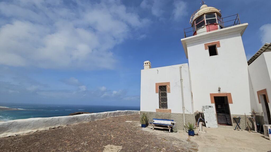 Il faro bianco di Morro Negro con la casa del guardiano sulla collina