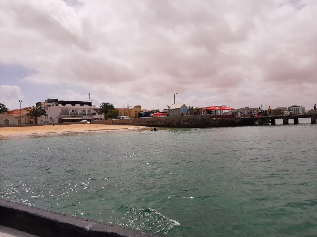 Il vecchio pontile di legno di Sal Rei sul mare