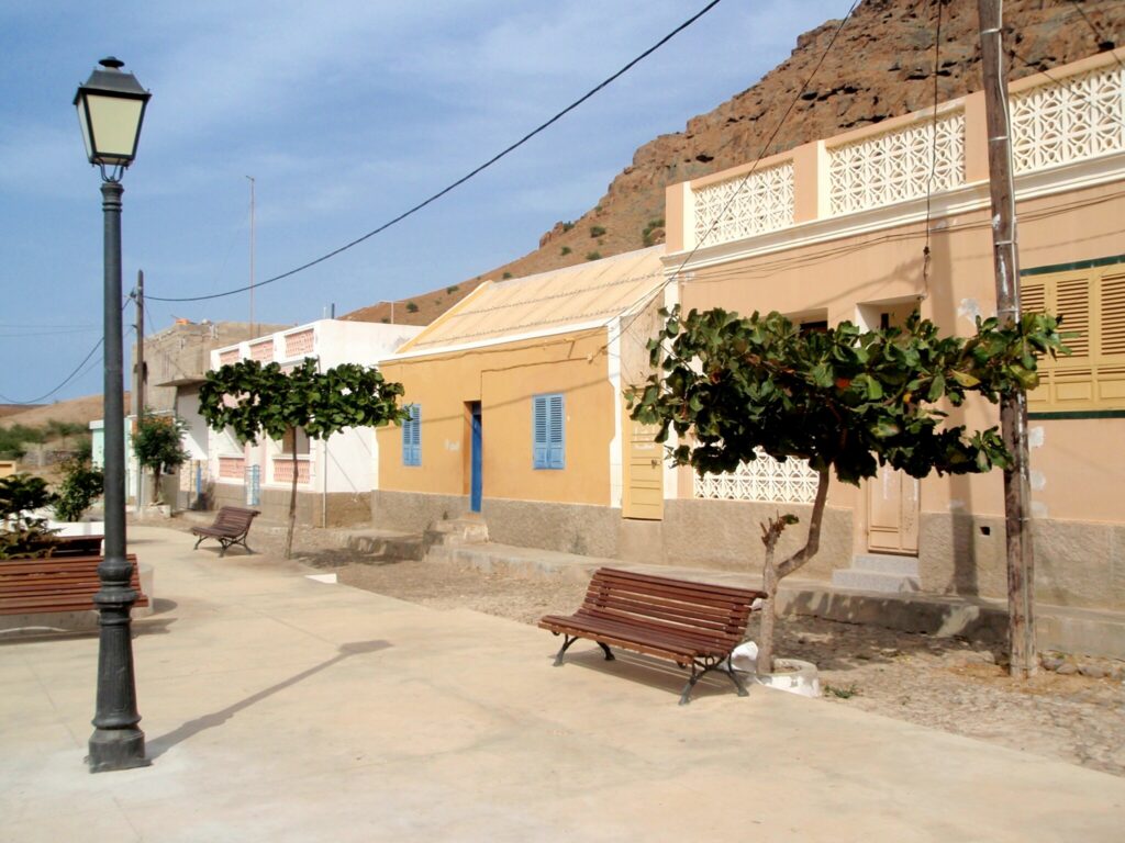 Case colorate del villaggio di Povoação Velha