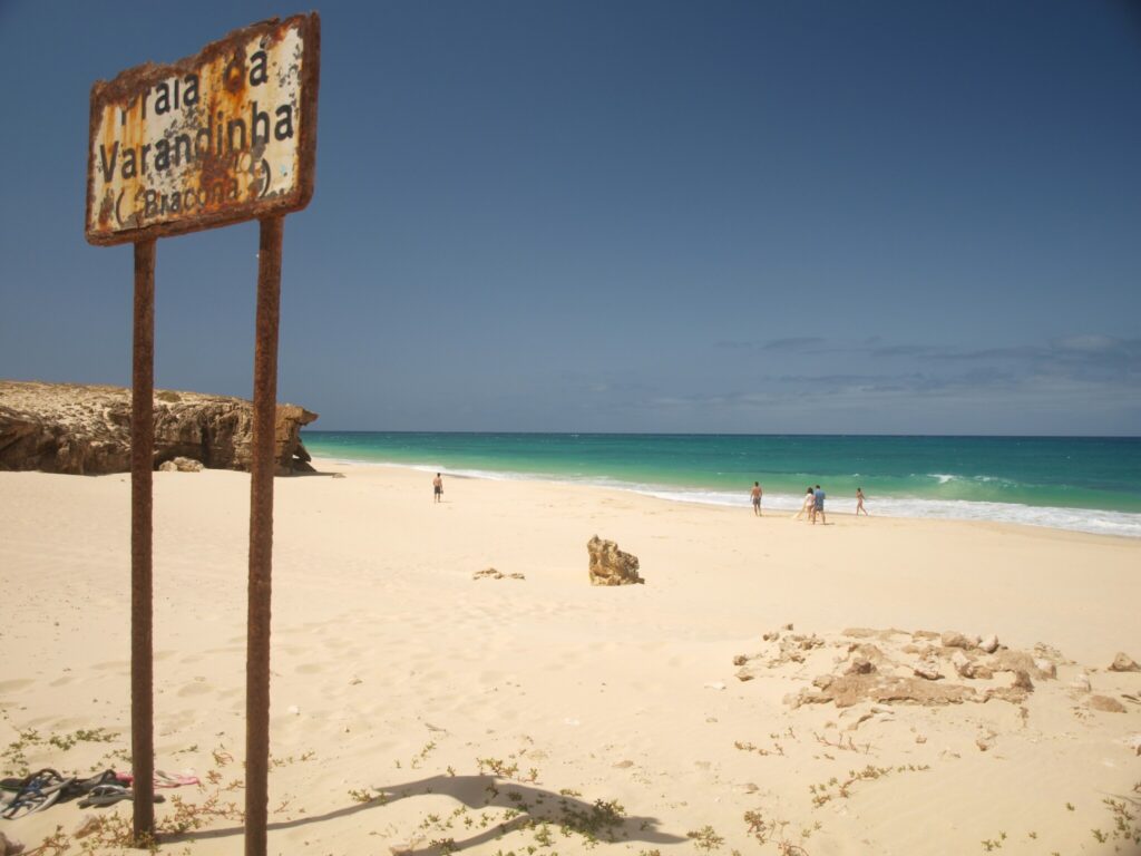 Sabbia dorata e rocce scure a Praia da Varandinha, Boa Vista