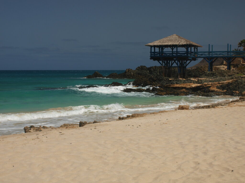 Praia de Cabral a Sal Rei, Boa Vista, con la sabbia e il molo