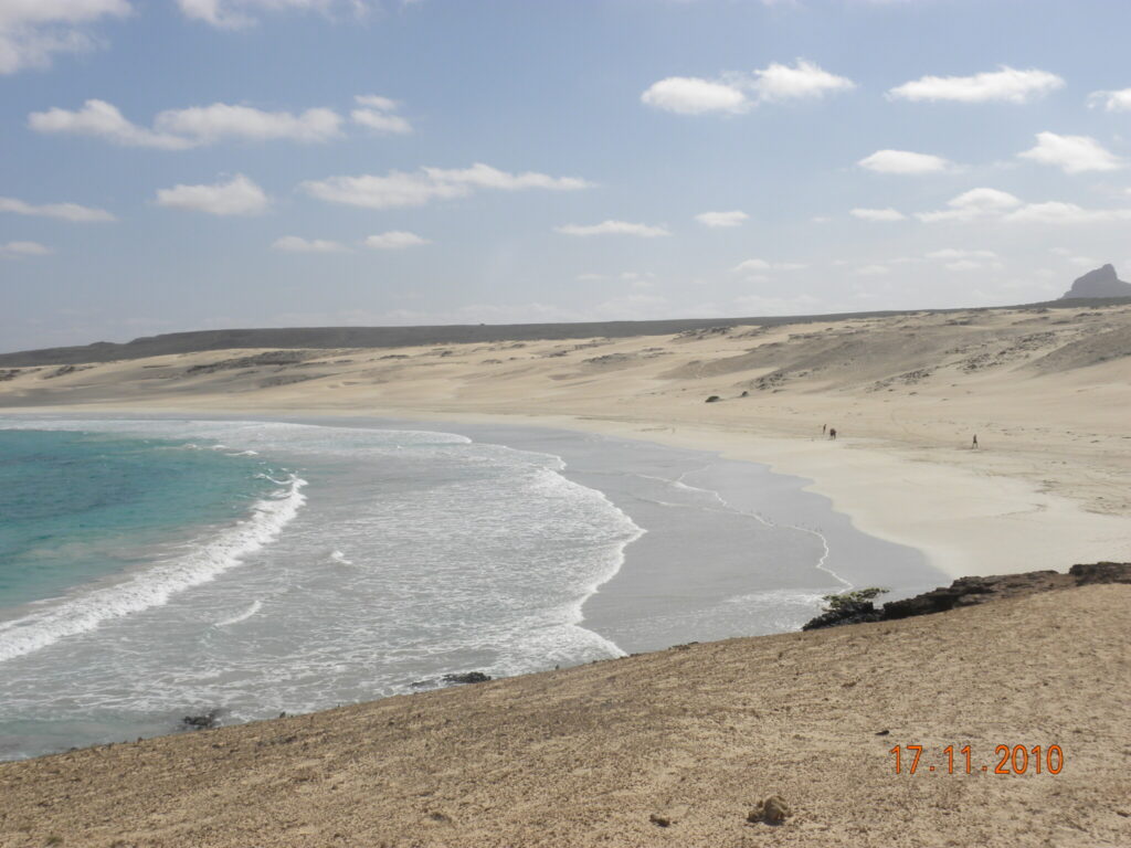 La lunga spiaggia di Praia de Chaves a Boa Vista con sabbia chiara e oceano