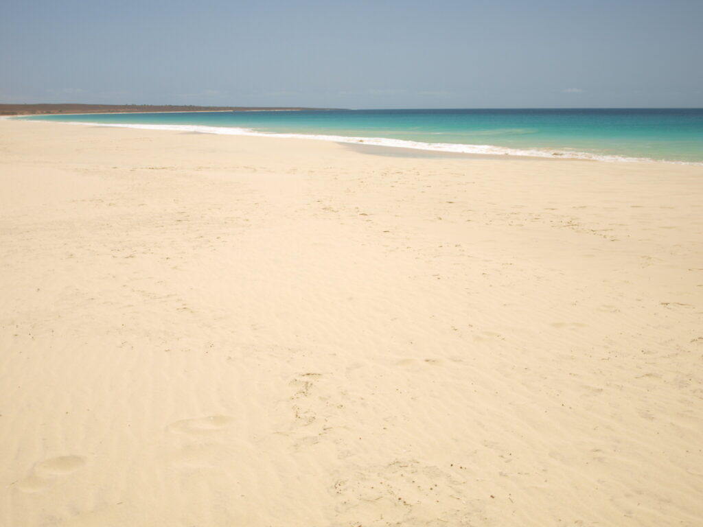 Dune e sabbia a Praia de Santa Mónica nel sud-ovest di Boa Vista