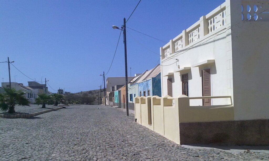 Una via di Povoação Velha con le case basse