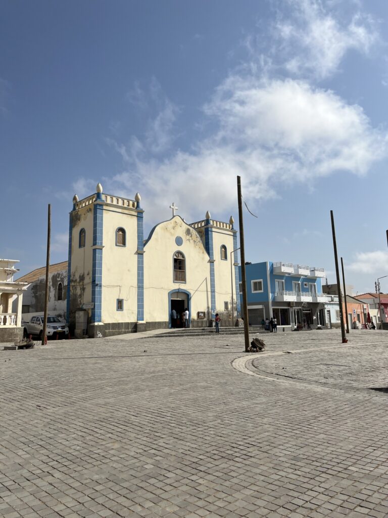 Facciata della chiesa di Santa Isabel nella piazza di Sal Rei