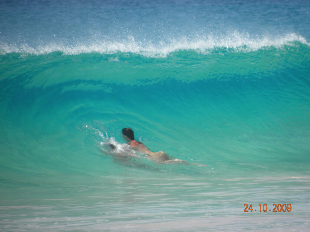Onde dell'oceano sulla spiaggia di Santa Mónica, Boa Vista