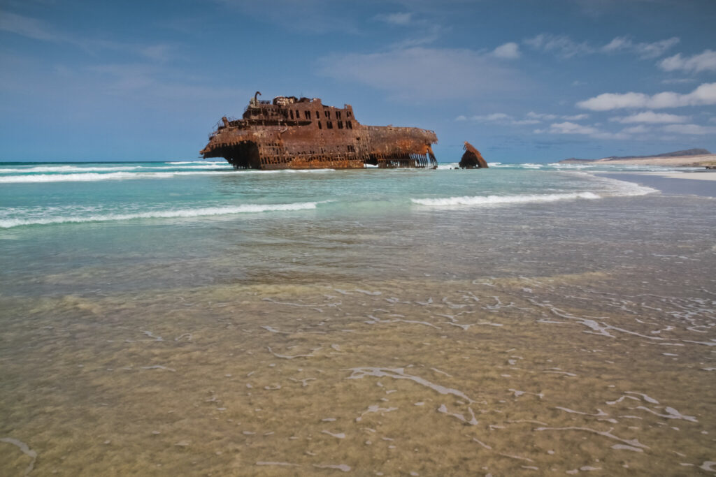 Il relitto arrugginito della nave Cabo Santa Maria tra le onde sulla spiaggia di Atalanta
