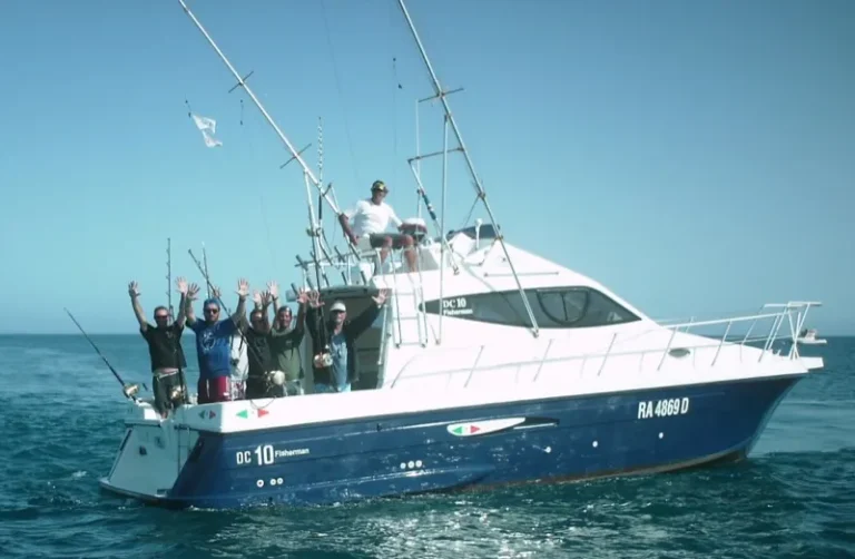 Equipaggio che festeggia a bordo della barca