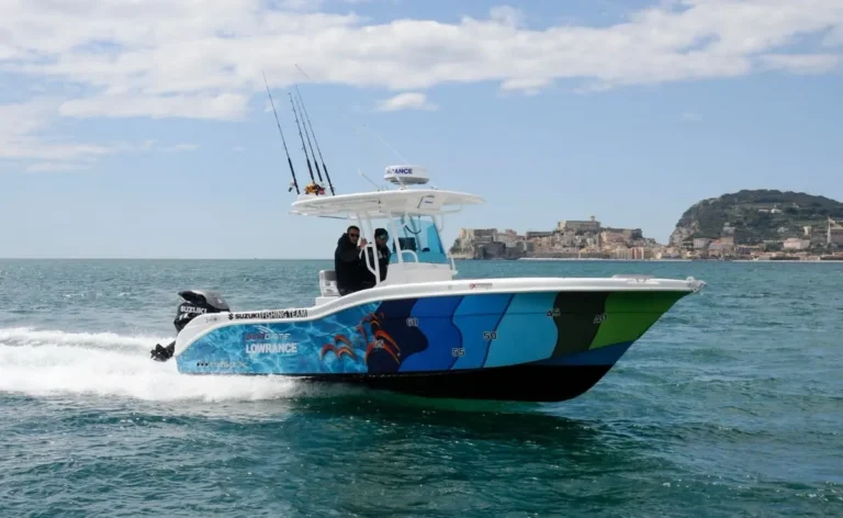 Barca da pesca in velocità sul mare di Boa Vista