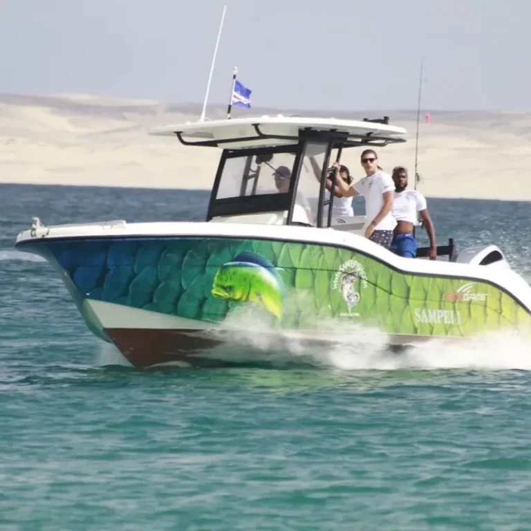 La barca Sampei 1 in velocità sul mare di Boa Vista