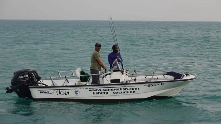 La piccola barca Ucha con due pescatori sotto costa