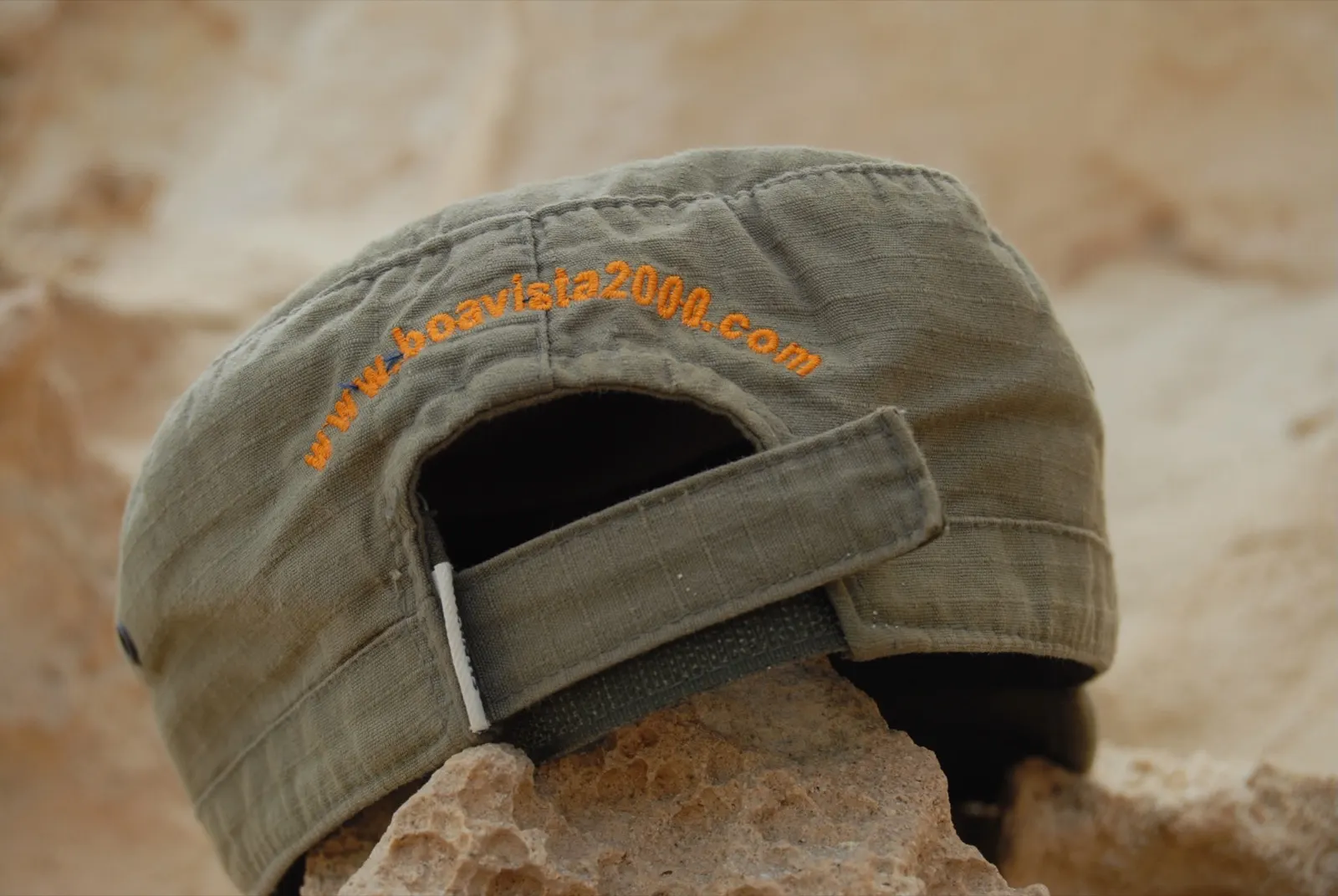 Il cappellino Boavista2000 sulle rocce di Boa Vista