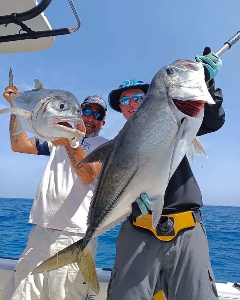 Pescatori che sollevano un grosso carangide a bordo