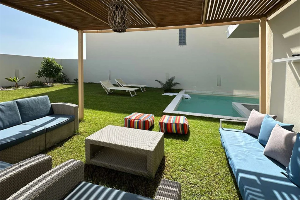 Villa com piscina privada e grande pátio exterior