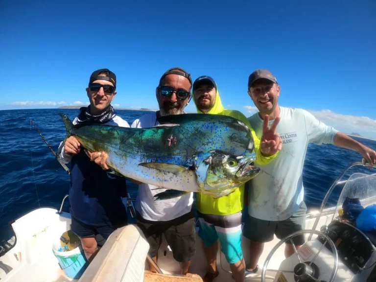 Quattro amici a bordo con una lampuga