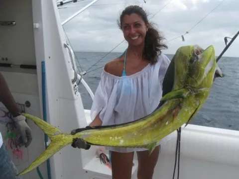 Ragazza a bordo con una lampuga