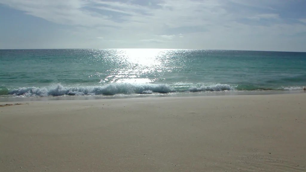 Onde e riflessi del sole sul mare di Boa Vista