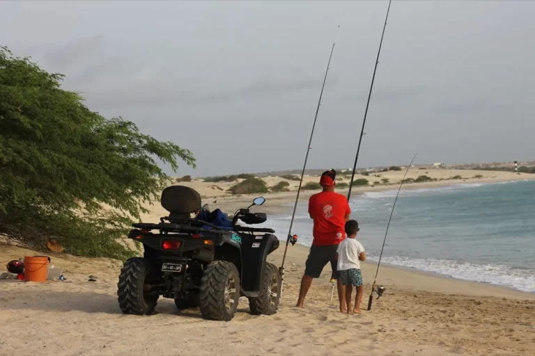 Quad con le canne da pesca su una spiaggia deserta di Boa Vista