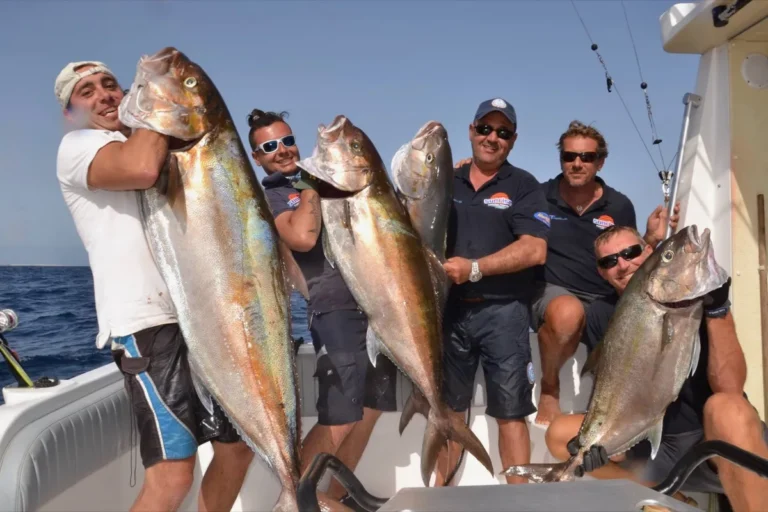 Gruppo di pescatori a bordo con diverse ricciole