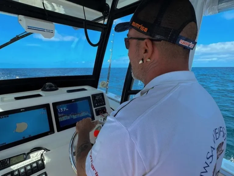Lo skipper al timone con il mare davanti