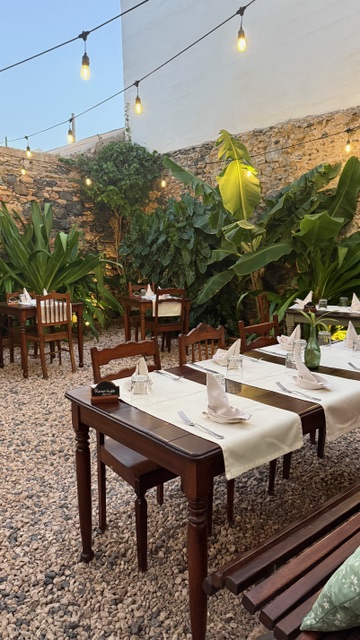 Il giardino di Sodade la sera, con i tavoli apparecchiati