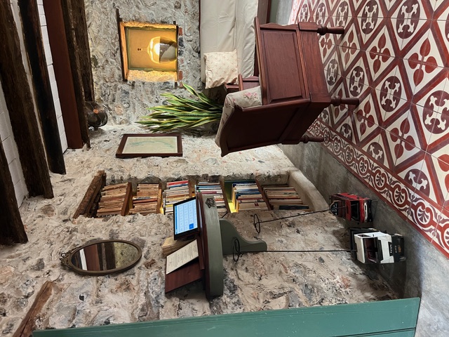 La sala con la libreria e il pavimento di cementine