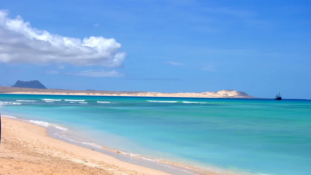 Mare turchese e spiaggia bianca a Boa Vista, Capo Verde