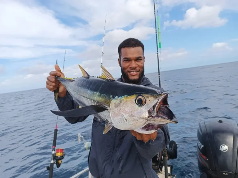 Pescatore in barca con un tonno
