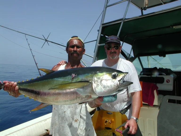 Due pescatori a bordo con un tonno pinna gialla