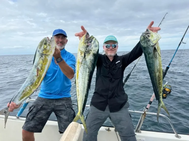 Due pescatori in barca con tre lampughe
